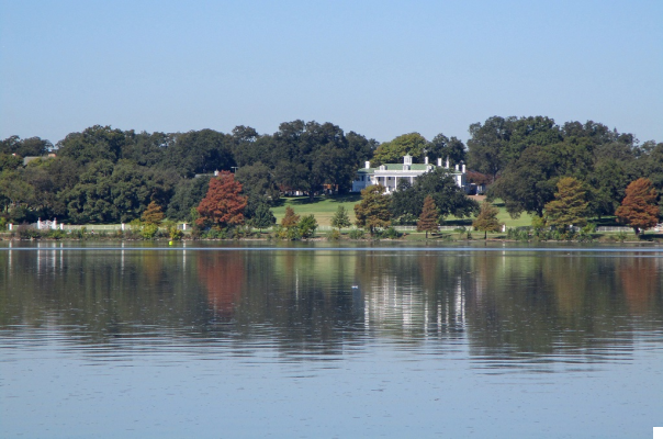 White Rock Lake: Tranquility and Outdoor Activities